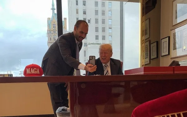 Eduardo Bolsonaro encontra Trump e o convida para visitar o Brasil