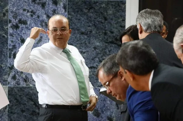 Ibaneis anuncia "cidade cirúrgica" para desafogar hospitais no DF
