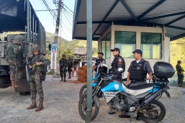 Megaoperação do Exército e das polícias no Rio tem presos e tiroteio