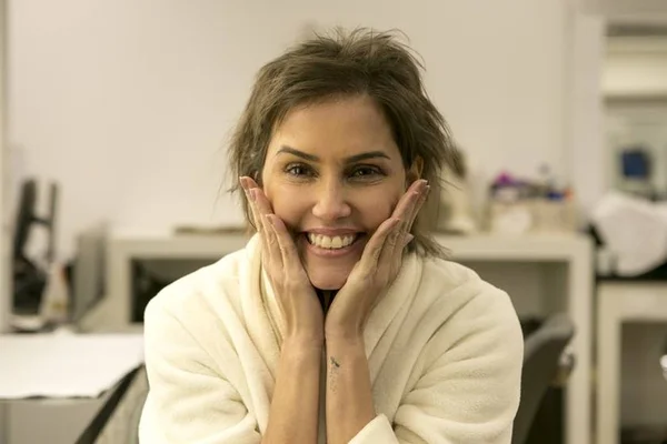 De férias, Deborah Secco doa casa para mãe de 6 filhos na Bahia