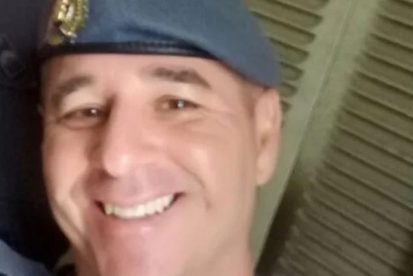Imagem mostra homem com boina militar - Metrópoles