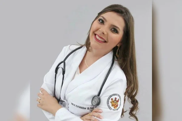foto colorida de mulher com jaleco de veterinário