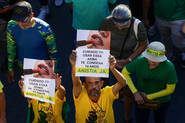 Bolsonaristas marcham pela Esplanada dos Ministérios em manifestação pedindo anistia aos envolvidos na tentativa de golpe do 8 de Janeiro Jair Bolsonaro Ato pro-anistia - Metrópoles