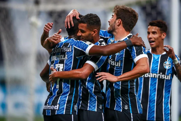 Jogadores do Grêmio abraçados