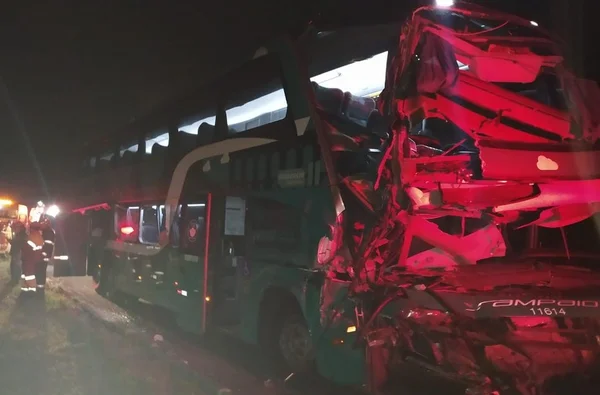 Acidente entre ônibus e caminhão na Dutra