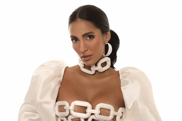 Foto colorida de Jade Seba usando roupa toda branca, em fundo branco - Metrópoles