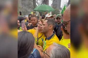 Cleitinho cumprimenta apoiadores de Flávio Bolsonaro em BH Cleitinho cumprimenta apoiadores de Flávio Bolsonaro em BH