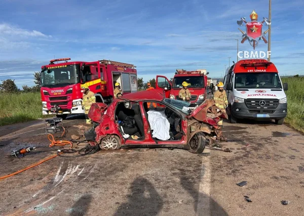 Colisão entre ônibus, carro e carreta deixa um morto na BR-080