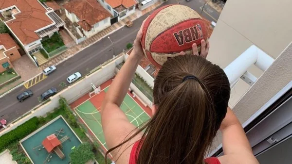 Vale mais que 3? Atleta faz cesta do 17º andar de prédio em SP; assista