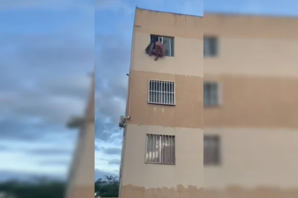 Momento em que o foragido pula pela janela