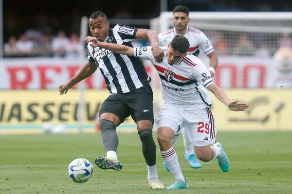 Imagem mostra jogadores de Botafogo e São Paulo em lance de jogo - Metrópoles