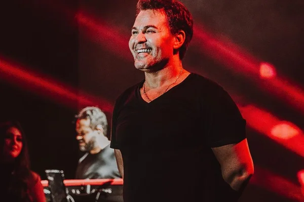Eduardo Costa é clicado no palco, de camiseta preta, durante uma de suas apresentações - Metrópoles