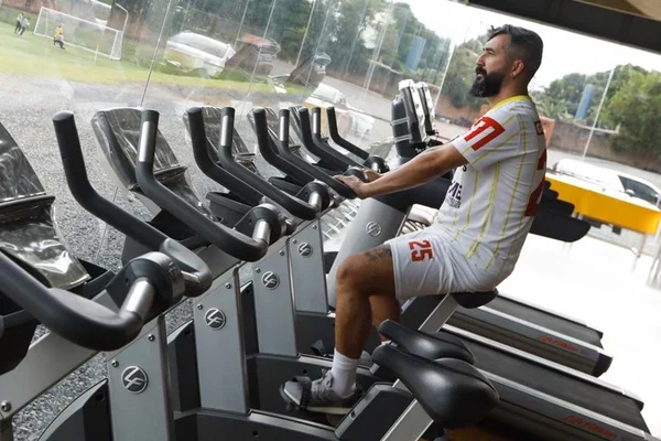 Douglas na bicicleta com a camisa do Brasiliense