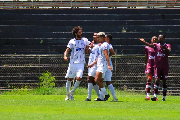 Jogadores do Ceilandense comemoram gol contra o Santa Maria