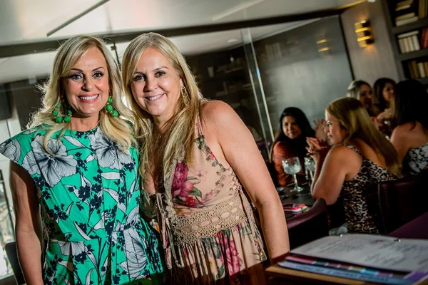 Márcia Zardo e Roseane Jordão reúnem amigas em tarde no SouthSide