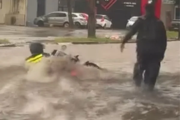 Professor que salvou motoboy em enxurrada faz relato impressionante