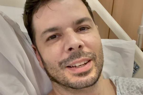 "Ouço abafado", afirma Jonas Almeida, ex-apresentador da Globo, após perder a audição - Metrópoles
