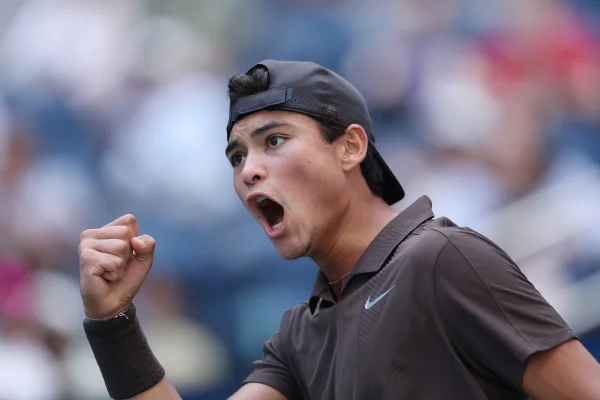 Luis Guto Miguel, do Brasil, reage contra Oliver Bonding, do Reino Unido, durante a partida das quartas de final de simples masculino júnior no décimo segundo dia do US Open de 2025 no USTA Billie Jean King National Tennis Center em 4 de setembro de 2025 no bairro de Flushing, no Queens, na cidade de Nova York.