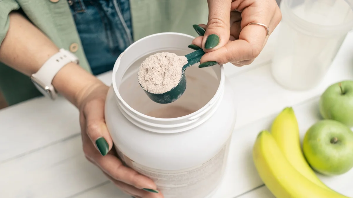 O whey protein é um suplemento alimentar proteico obtido a partir do soro do leite O whey protein é um suplemento alimentar proteico obtido a partir do soro do leite
