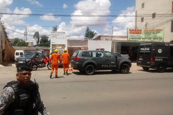 Trio é preso após manter mulher refém dentro de casa no DF