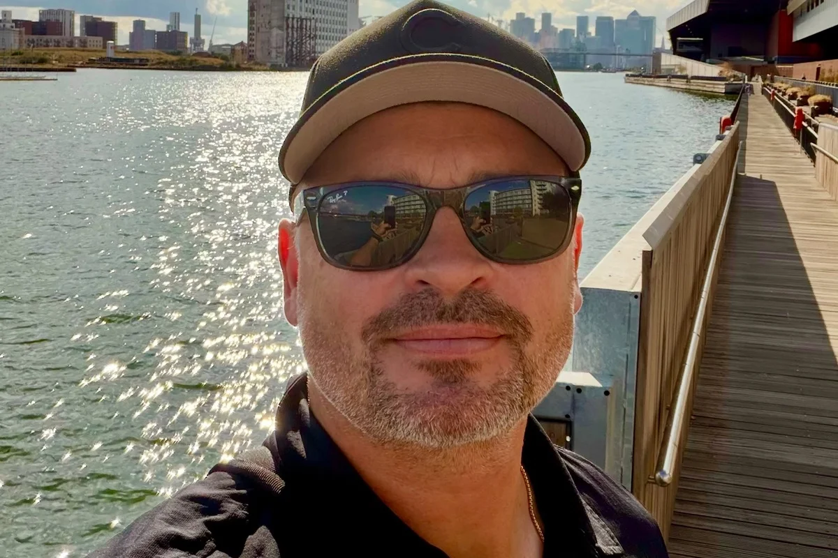 Tom Welling posa de óculos escuros e boné para selfie Tom Welling posa de óculos escuros e boné para selfie