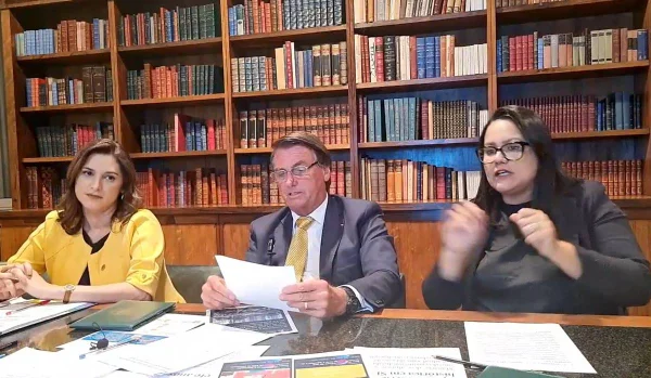 Após retornar do Carnaval no litoral de SP, Bolsonaro faz live