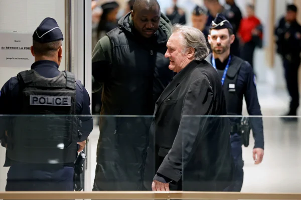 O ator Gérard Depardieu deixa audiência do julgamento em Paris (França) em que é acusado de abusar sexualmente de duas mulheres