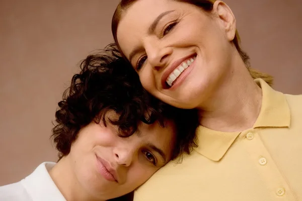 Filha de Débora Bloch e Olivier Anquier, Júlia Anquier se casa com cantora - Metrópoles