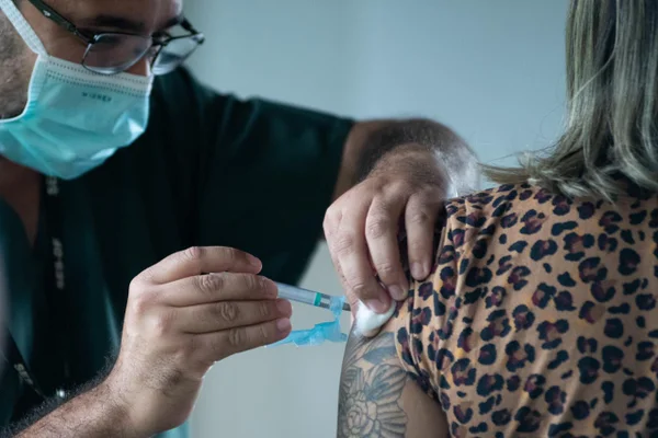 Vacinação de pessoas entre 62 e 63 anos na UBS da 612 Sul.