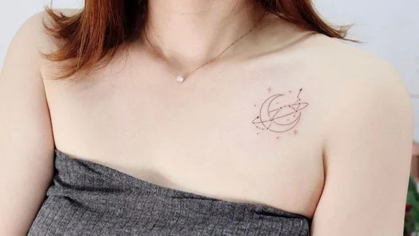 Na foto, uma mulher com tatuagem de lua no ombro