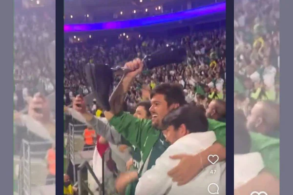 Vídeo: torcedor tira perna mecânica para comemorar gol do Palmeiras