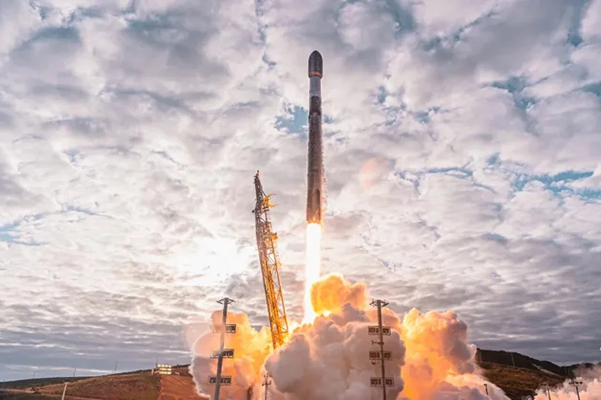 SpaceX lança 21 satélites para Forças Armadas dos EUA hoje