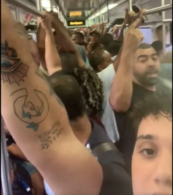 Jovem filma vídeo enquanto canta musica da Umbanda e pastor para de pregar no metrô do RJ - Metrópoles