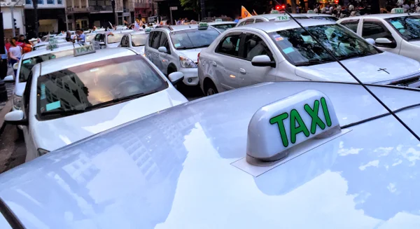 Auxílio a taxistas começa a ser pago em 16 de agosto. Veja regras