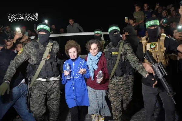 Imagem colorida mostra reféns israelenses com cidadania russa libertadas pelo Hamas - Metrópoles