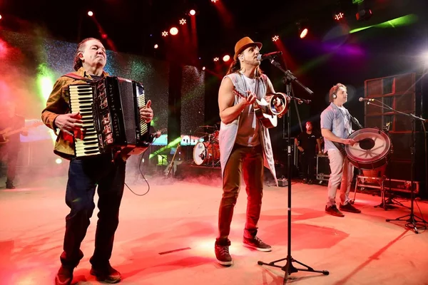 Falamansa e Mestrinho colocam público para dançar no Na Praia