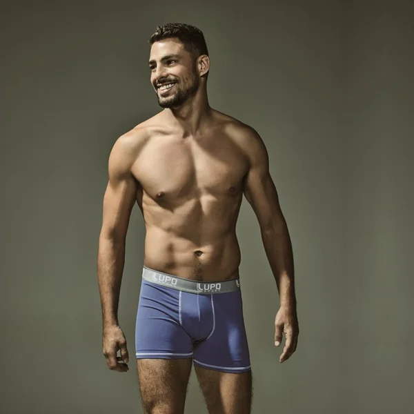 Cauã Reymond posa de cueca pela primeira vez na carreira