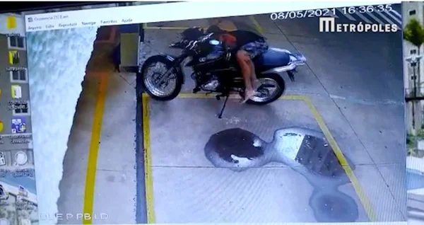 homem caindo sobre moto