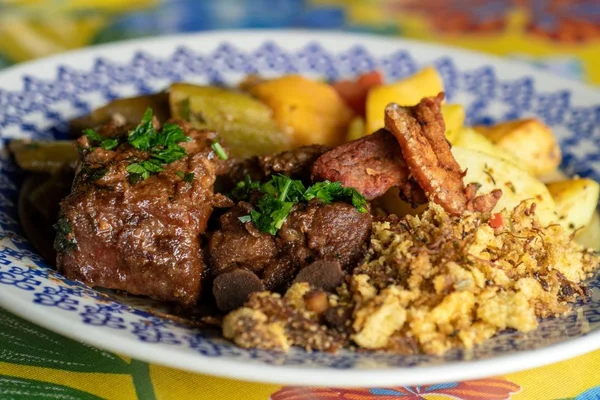 Foto colorida de um prato de comida - Merópoles