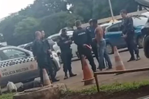 Policiais militares em abordagem