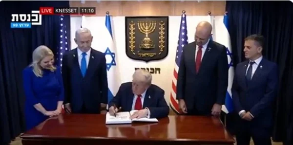 imagem colorida trump parlamento de Israel