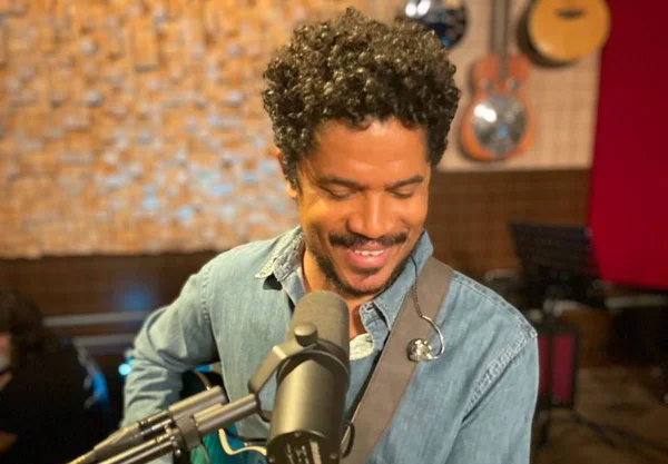 Alexandre Carlo tocando e gravando em estúdio - Metrópoles