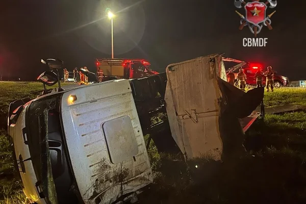 Caminhão tombado em canteiro de estrada