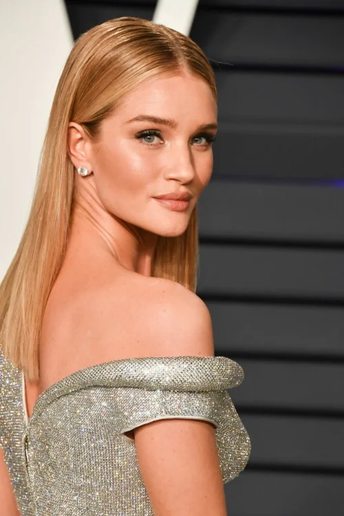 Look glam: o destaque da make é a pele iluminada com toque acetinado. A sobrancelha marcada e o delineado dão um up no olhar. A boca ganha cobertura com tom natural, marca registrada de Rosie Look glam: o destaque da make é a pele iluminada com toque acetinado. A sobrancelha marcada e o delineado dão um up no olhar. A boca ganha cobertura com tom natural, marca registrada de Rosie