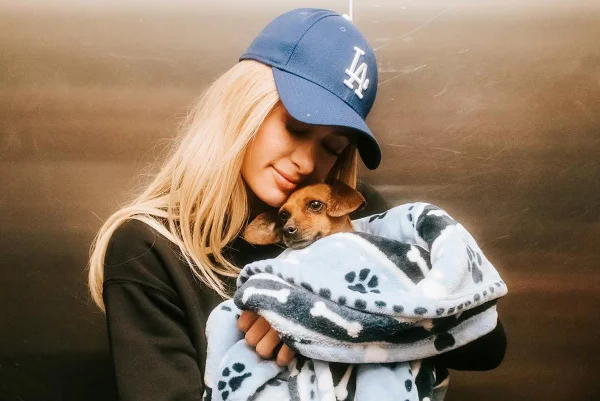 Foto colorida de Paris Hilton - Metrópoles