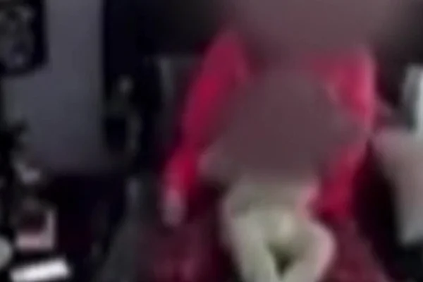 Mãe agride filho enquanto faz transmissão ao vivo de Fortnite