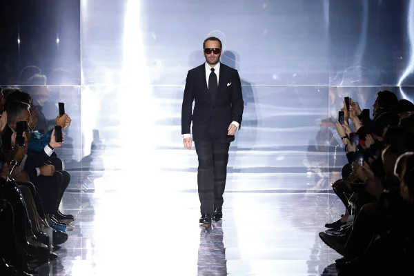 Na imagem com cor, Tom Ford em encerramento de desfile - Metrópoles