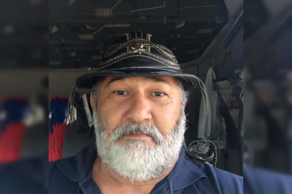 Foto de rosto de homem com barba