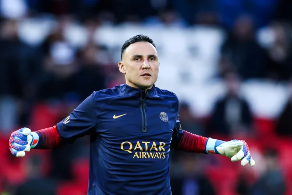 Foto colorida de Keylor Navas quando estava no PSG, da França - Metrópoles