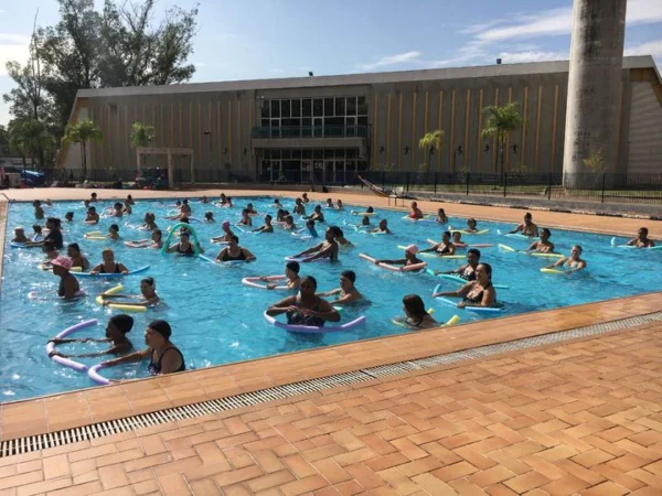 imagem colorida mostra pessoas em pisicina do ceu jaguaré